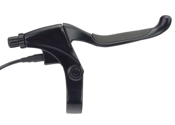 Το μαύρο ηλεκτρικό ποδήλατο διαθέτει στο μοχλό φρένων κραμάτων το λαστιχένιο πιάσιμο μηχανικός διακόπτης